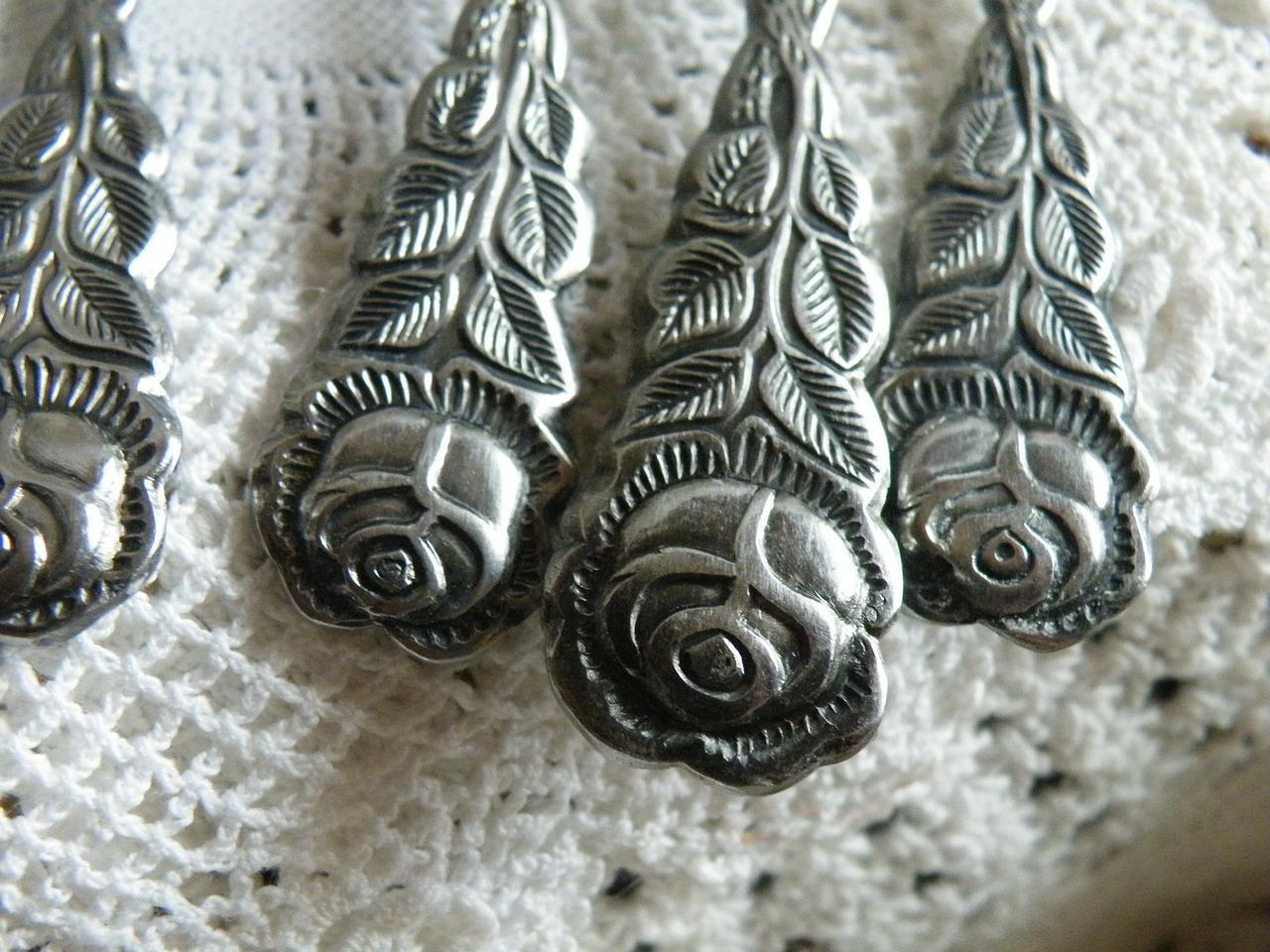 3. 创意布条装饰