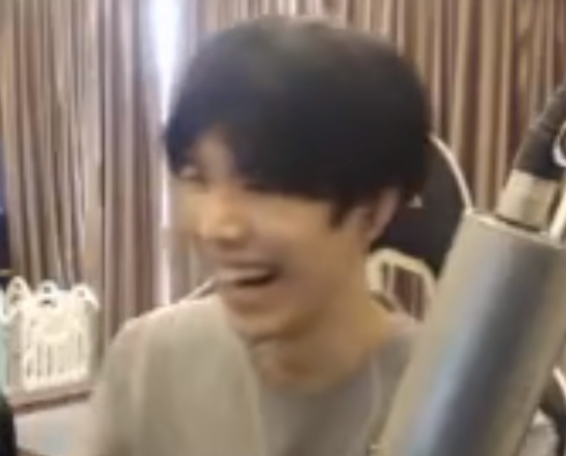 总决赛输了之后theshy是在笑吗