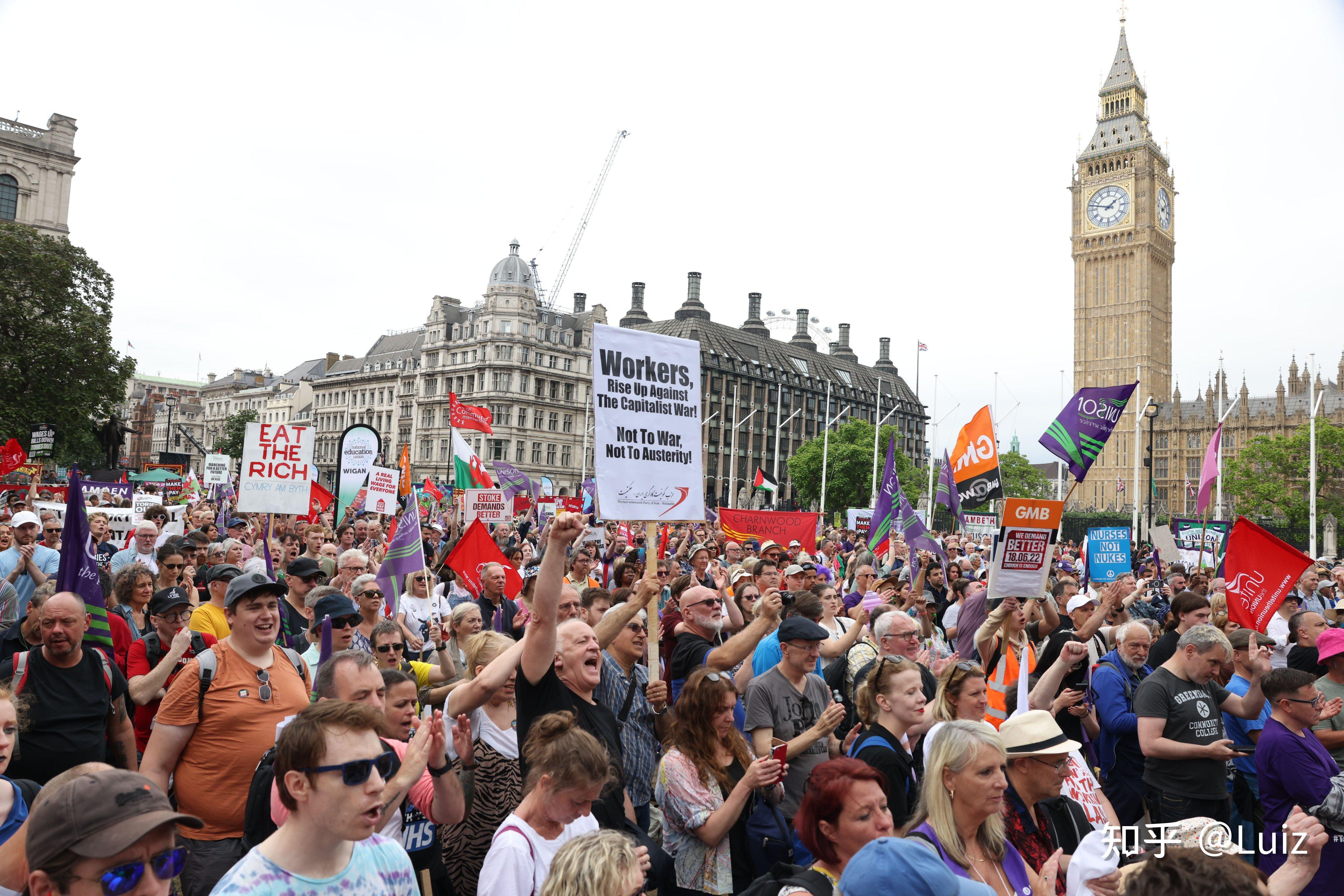 英国爆发数万人大罢工抗议削减工资 示威者在议会广场“占领民主”