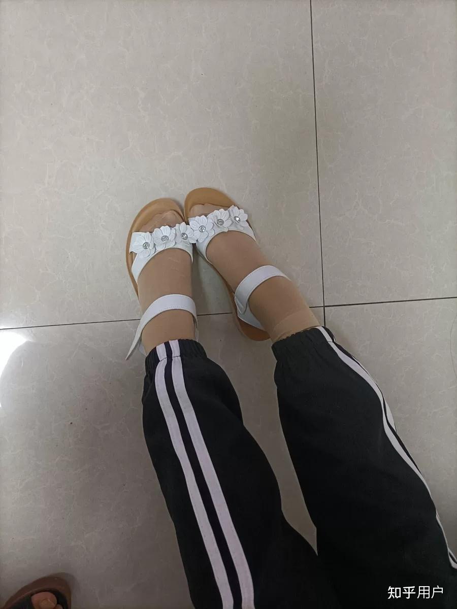 我是女孩,喜欢光脚穿凉鞋,可是父母说女孩赤脚不雅,我要是光脚被他们