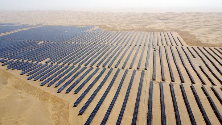 在我国最大沙漠中心为光伏电站种下草方格治沙