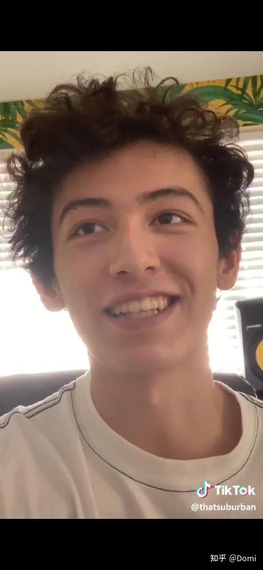 有没有歌手suburban的照片