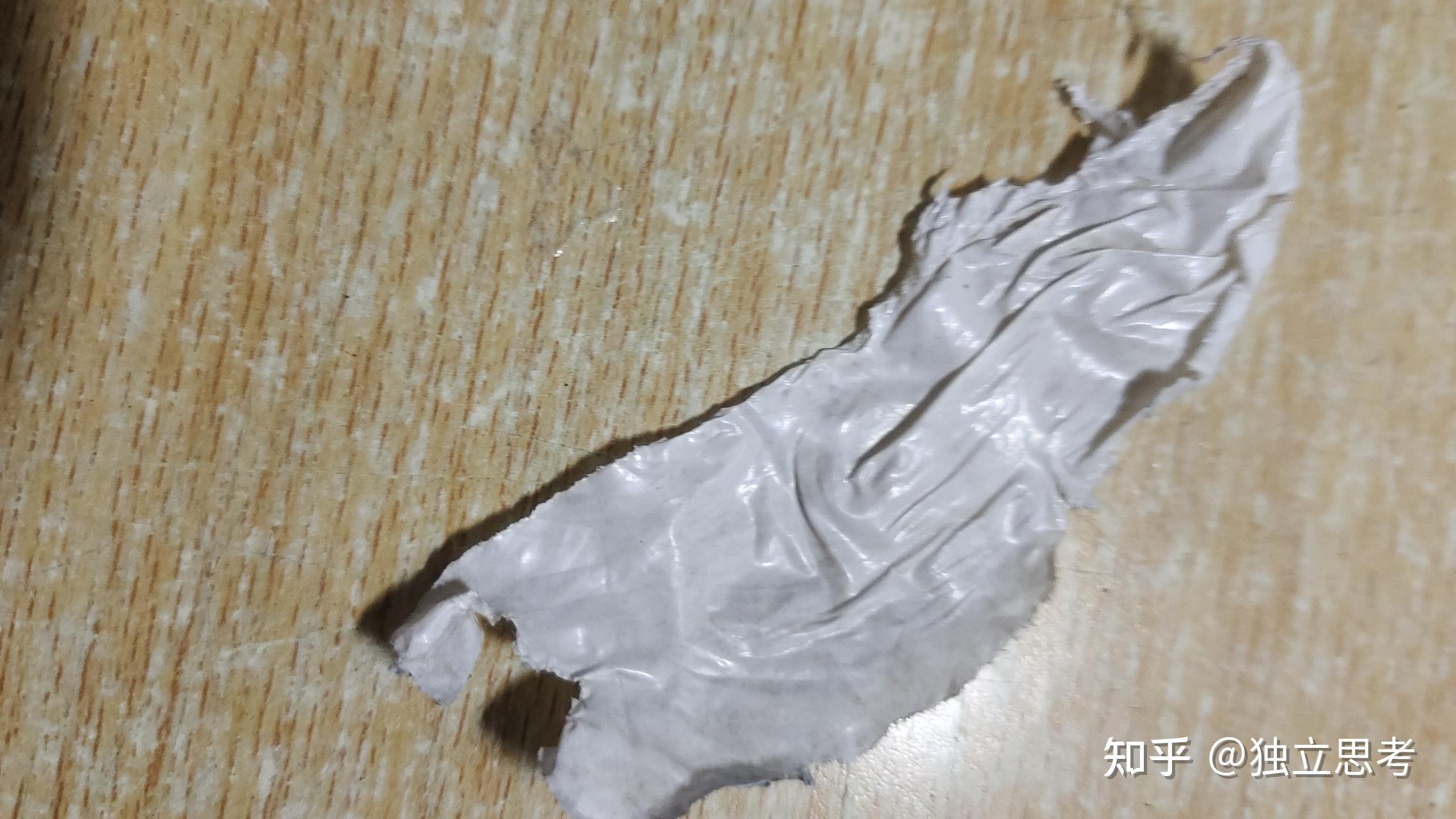 在衣服上貼了一個暖寶寶撕下來之後發現膠都粘在衣服上了怎麼破