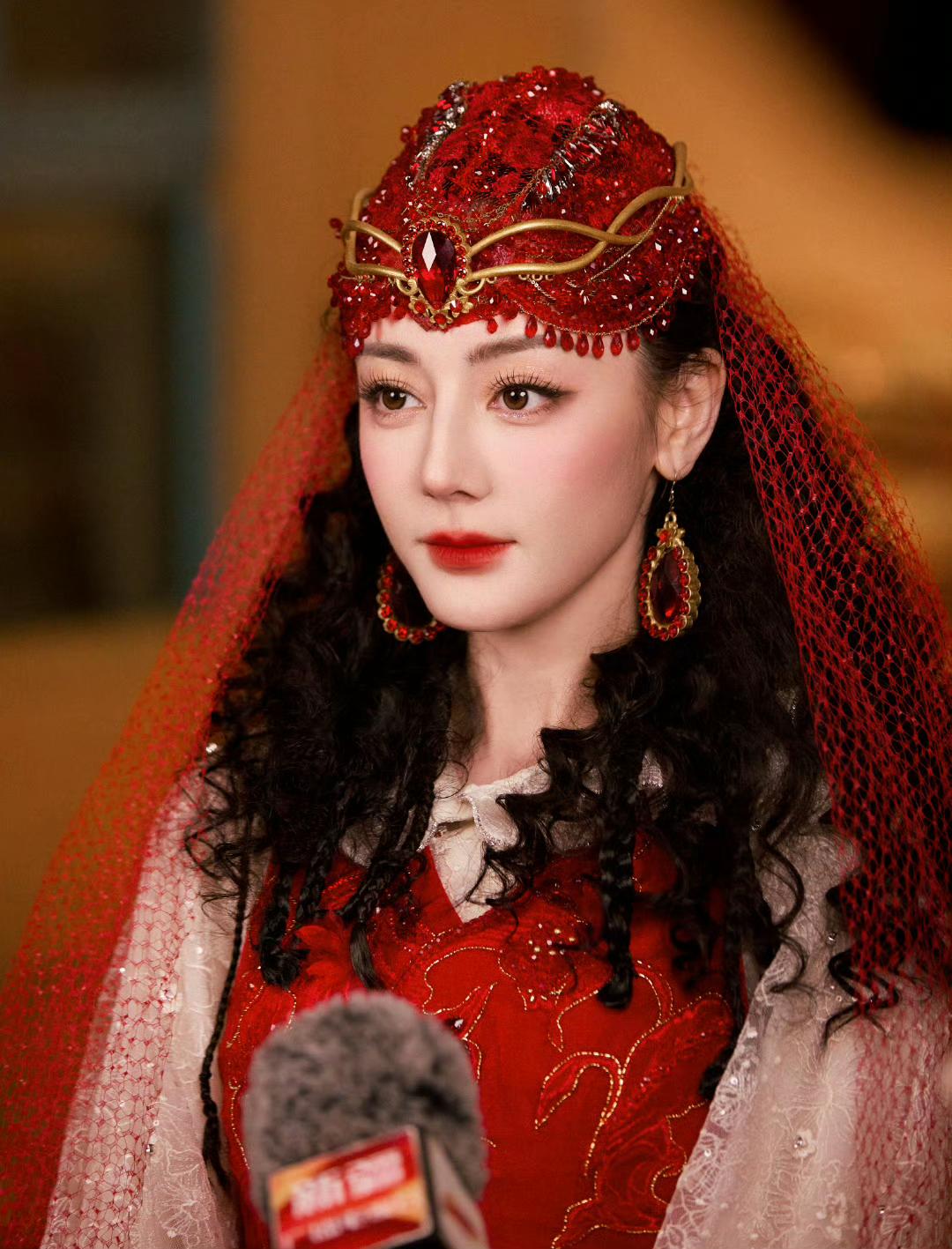 同样是新疆美女迪丽热巴古力娜扎哈妮克孜大家觉得谁好看