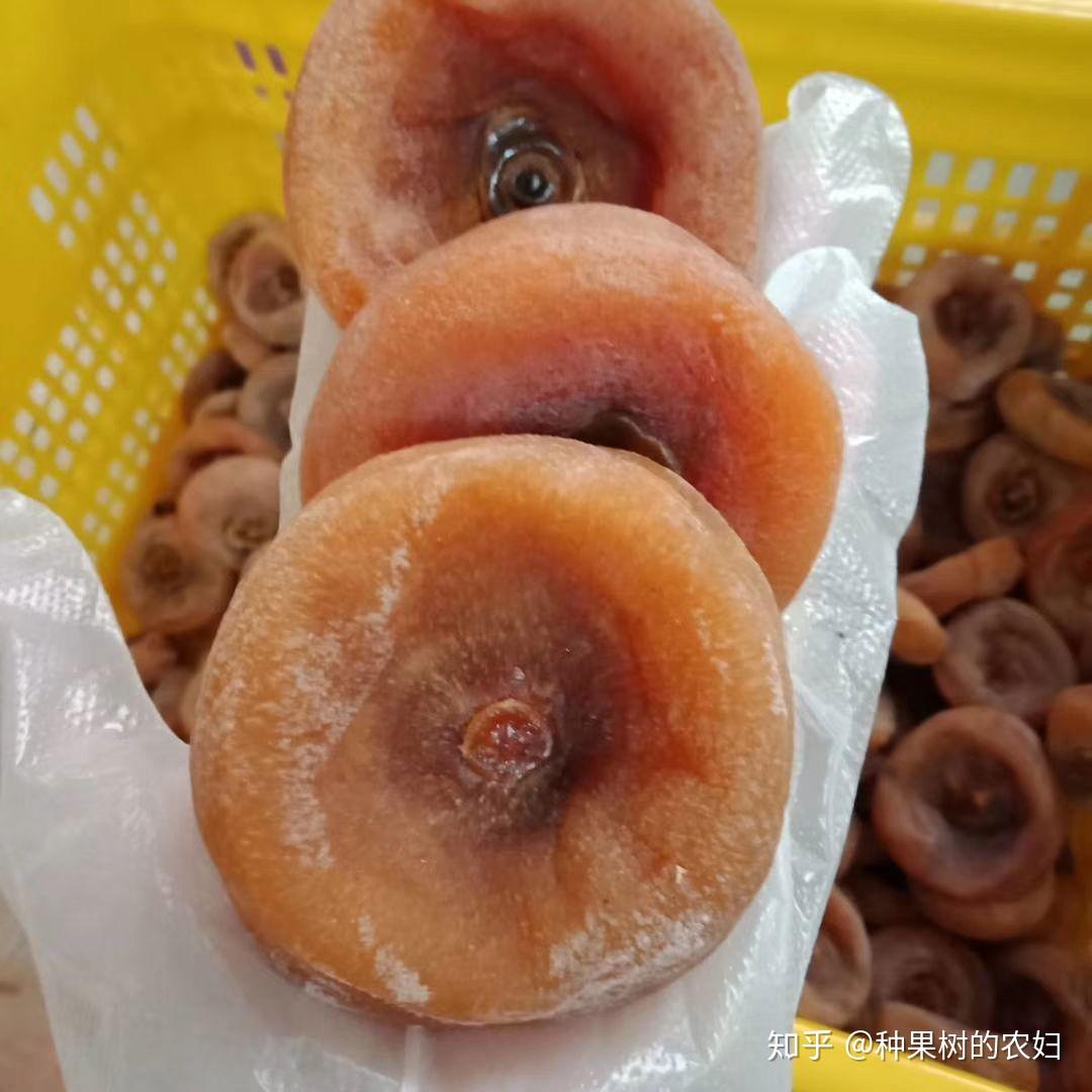 请问这样的表面带黄色的柿饼是发霉了吗商家说因为天气热白柿霜融化了