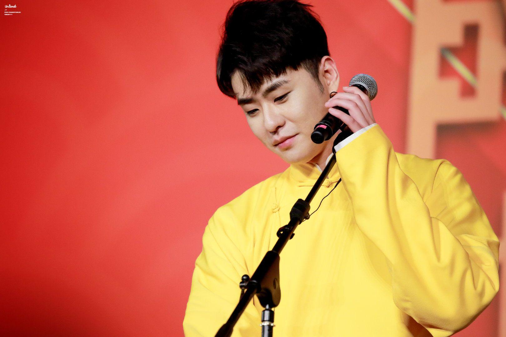 姐妹们最喜欢的张云雷的大褂是哪一件? - 知乎