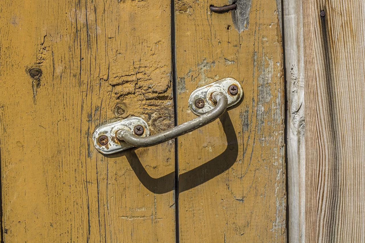 门锁复位弹簧如何更换