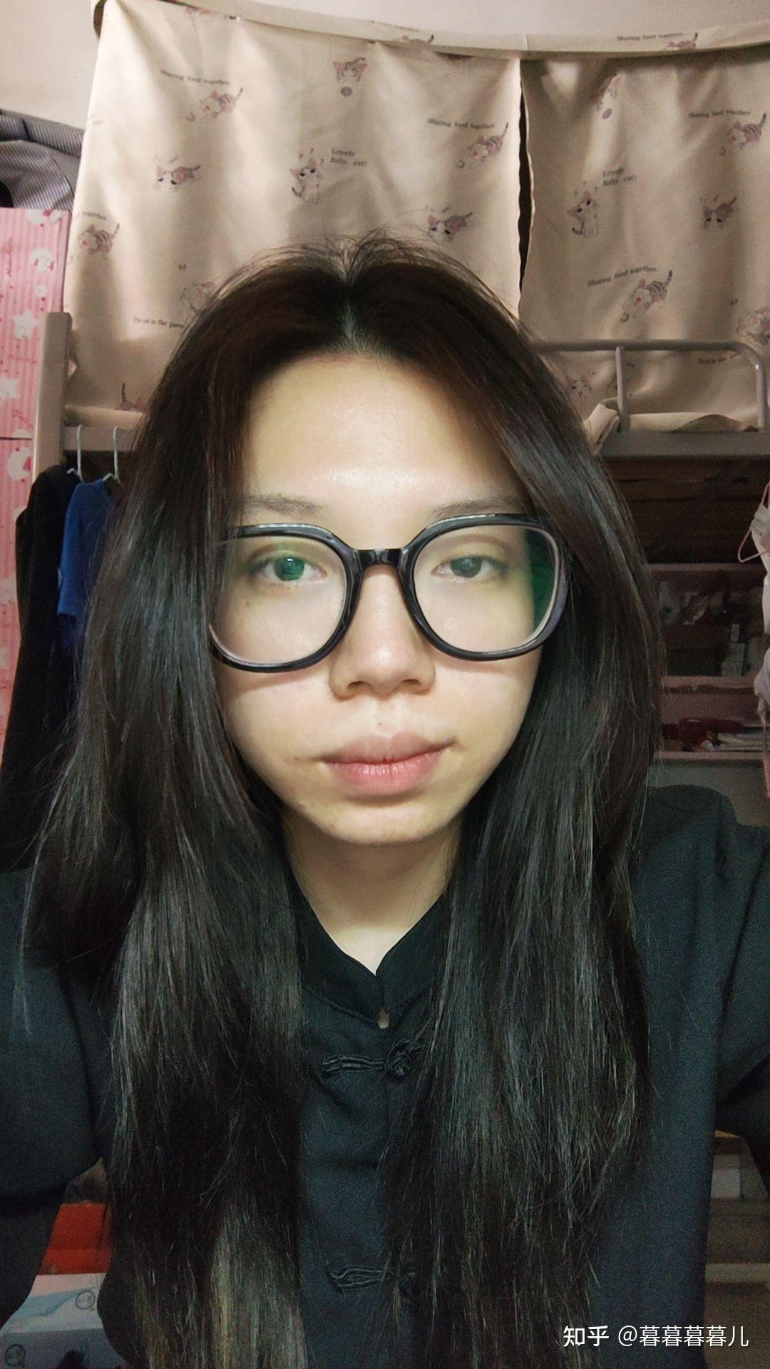 为什么自拍的时候,非镜像的情况下感觉自己很丑,脸都是歪的?