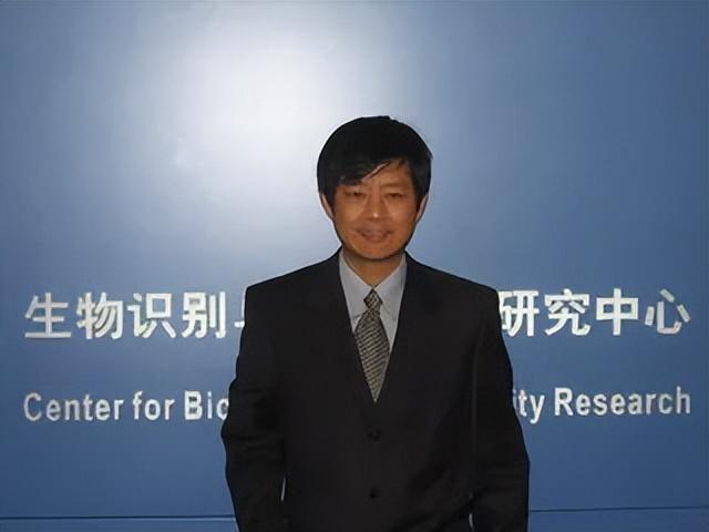 MiniMax创始人闫俊杰,河南小伙不贪财,26岁成博士,把实习生带成华为天才少年,32岁弃高薪创业,获黄仁勋赏识,阿里腾讯投资,IPO速度破 ...
