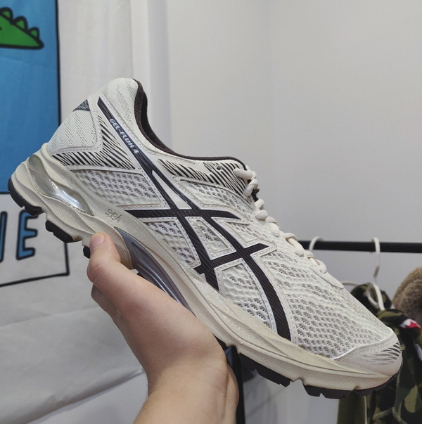 ②亚瑟士contend4采用gel-contend 4的中底技术叫做amplifoam,表面上