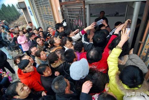 媒体评「插队婆孙被做成恶搞表情包」称「请放过她们吧!