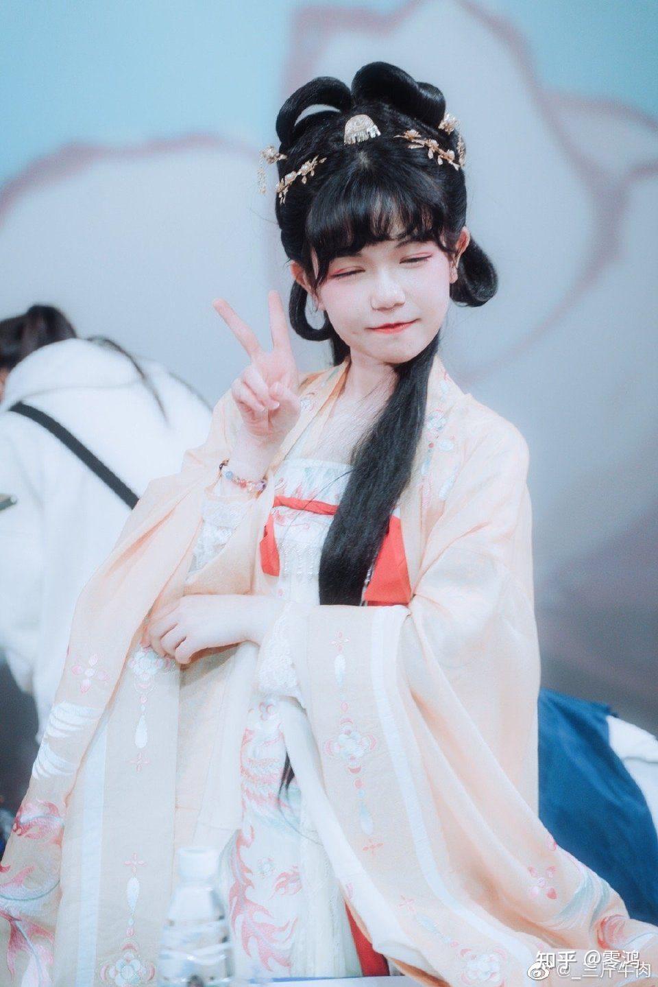 封茗囧菌的线下和微博的照片差别大码吗各位线下见过的可以说一下嘛