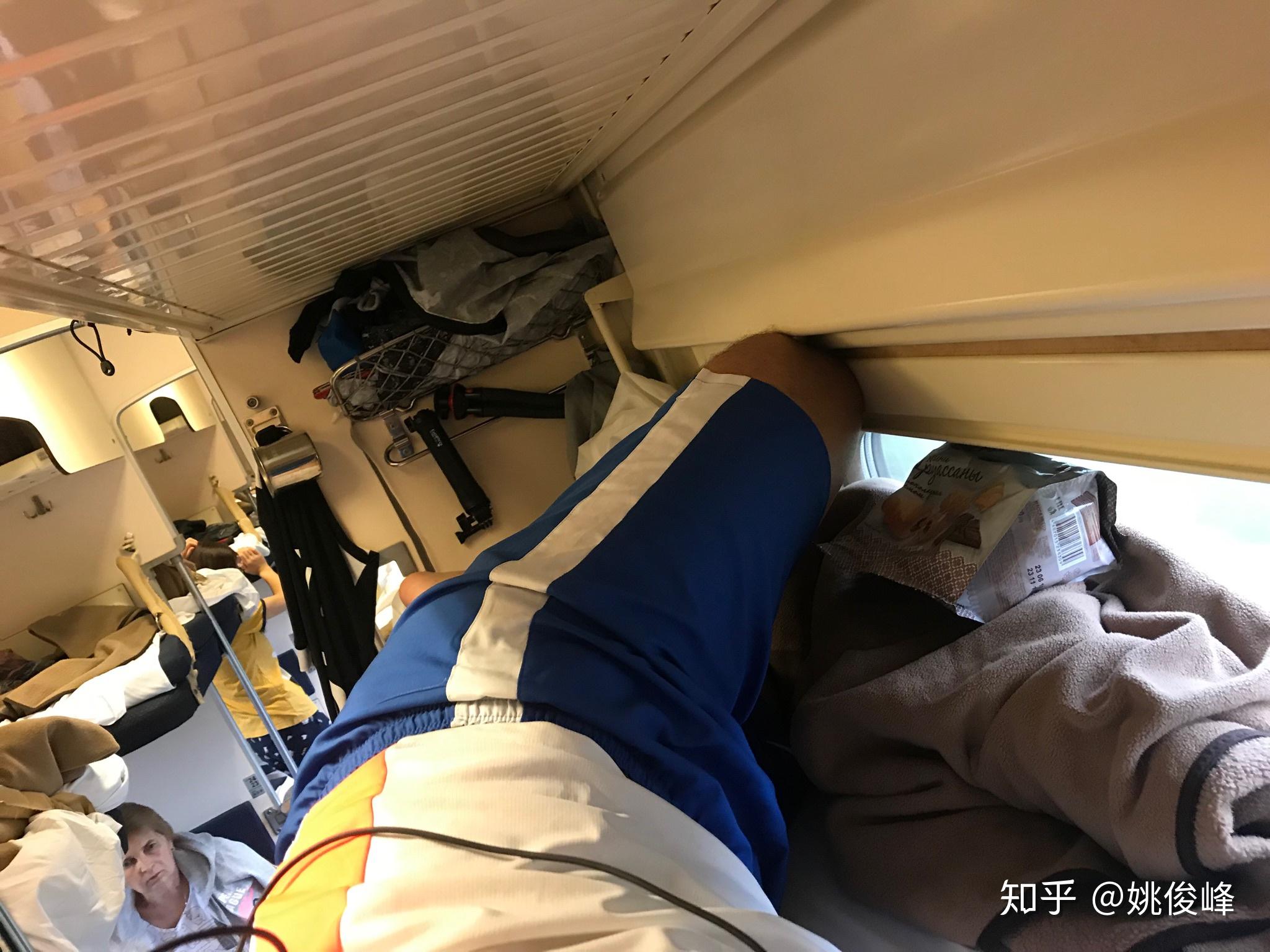 火车软卧上铺能坐直吗165以下的女孩子