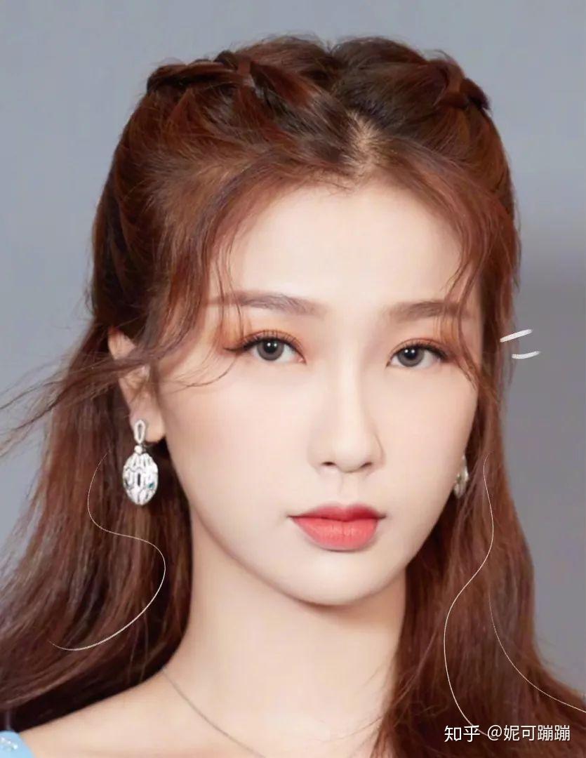 中庭长的女生能通过怎样的化妆或者发型的手段改善