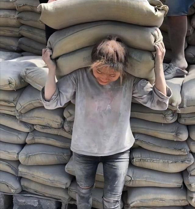 案例女子为救夫卖苦力日扛40吨水泥粉丝她跑车价值200万