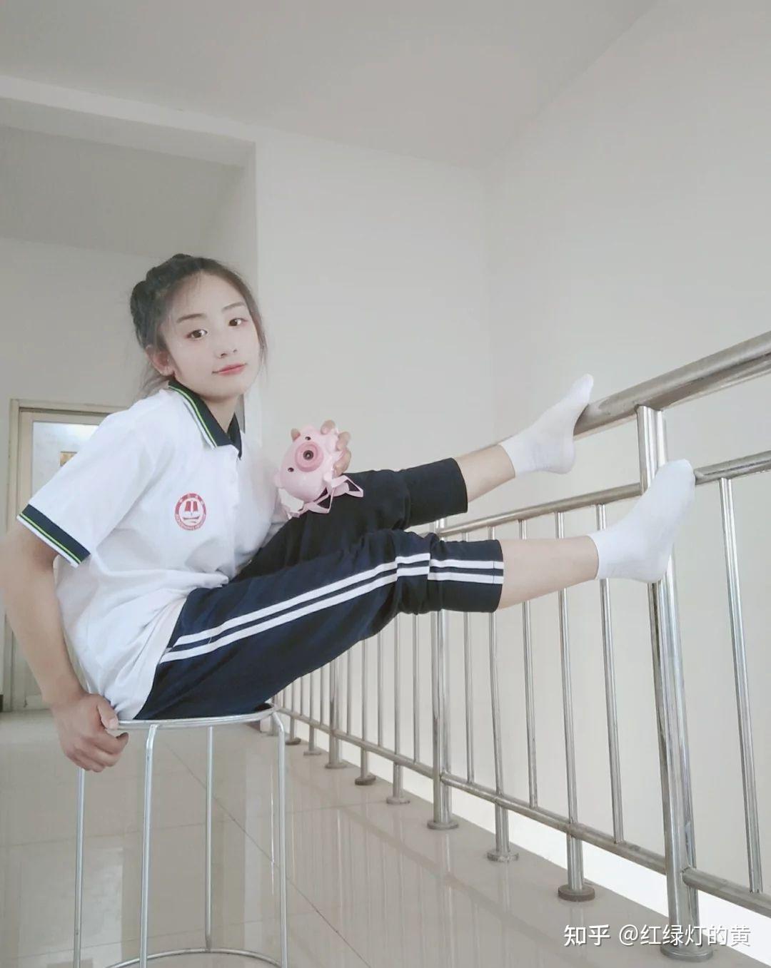 为什么女生的白袜子穿不脏?