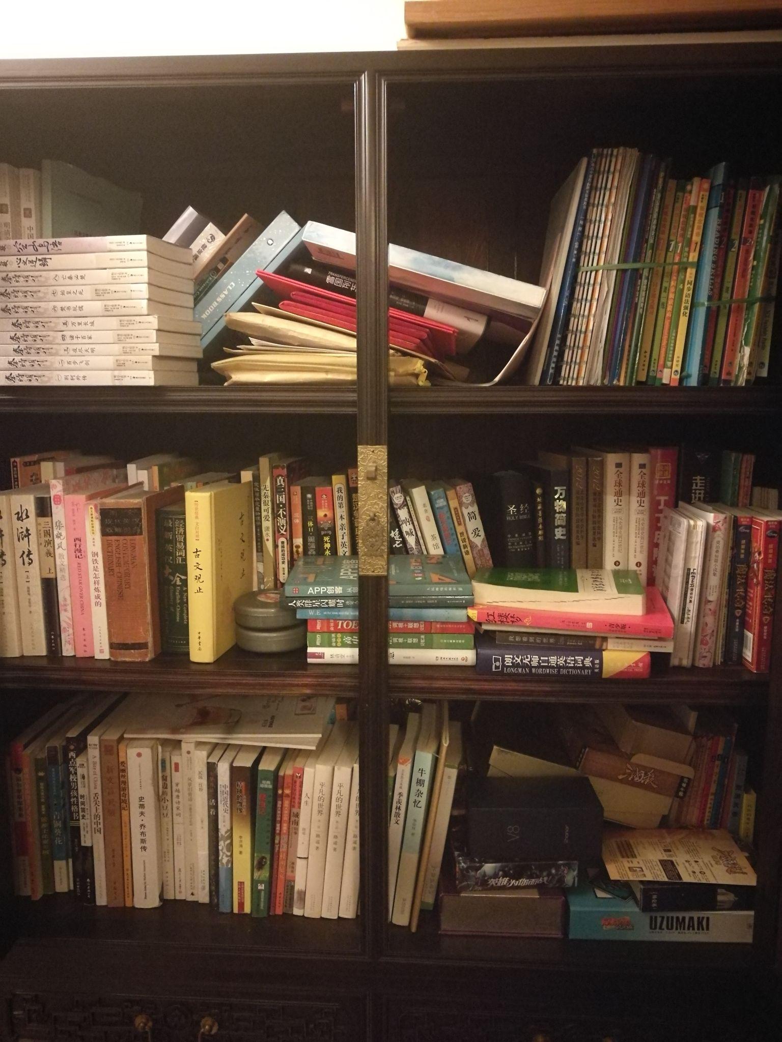 能分享一下家里书柜里的书的照片吗