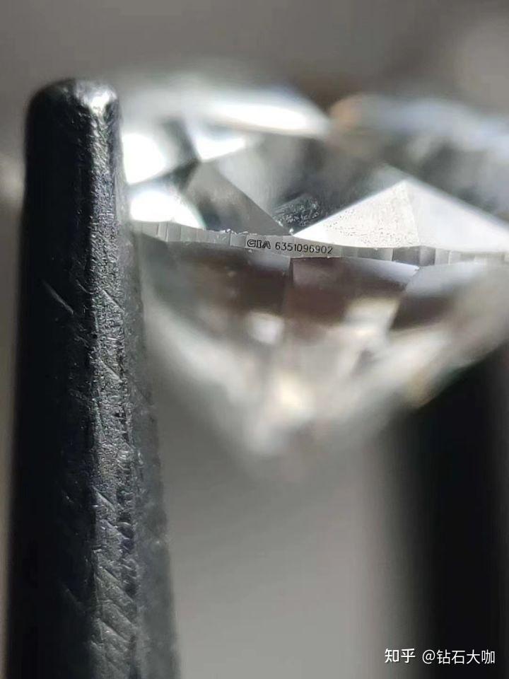 钻石腰码与gia 证书上一下,gia三个字是镂空的,是不是就代表这是真钻