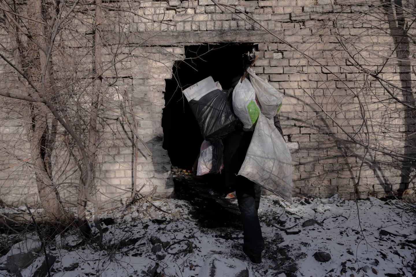 卡姆扬斯凯市的叶夫根尼的无家可归者收集金属和玻璃