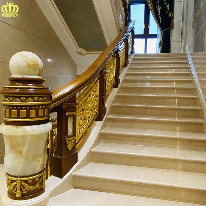 在大理石楼梯踏步上要搭配金色铜扶手