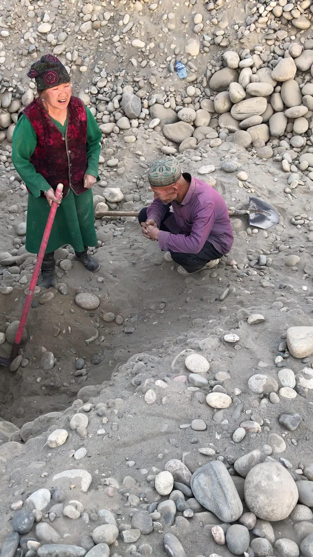 挖到宝啦!和田工地挖玉,新出土籽料太惊艳
