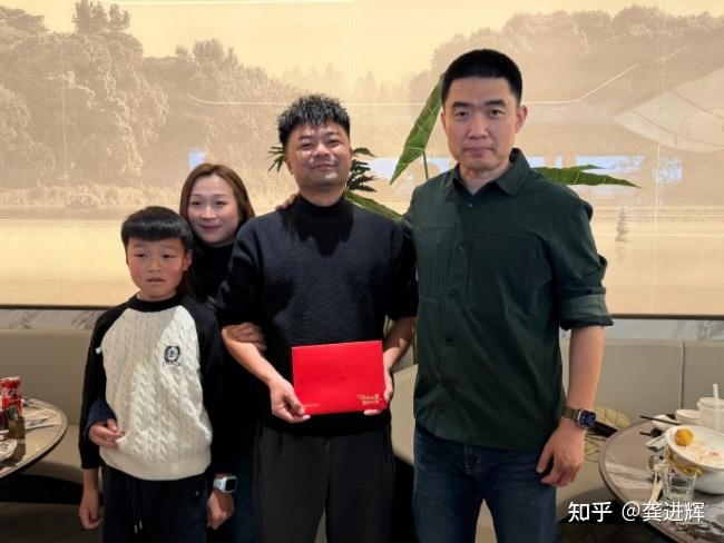 李想说到做到，不仅请救人理想车主吃饭，还带来一个巨大惊喜