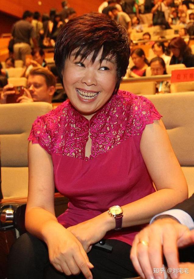 网红名师陈果因耄耋被围攻是她不可原谅还是公众过分