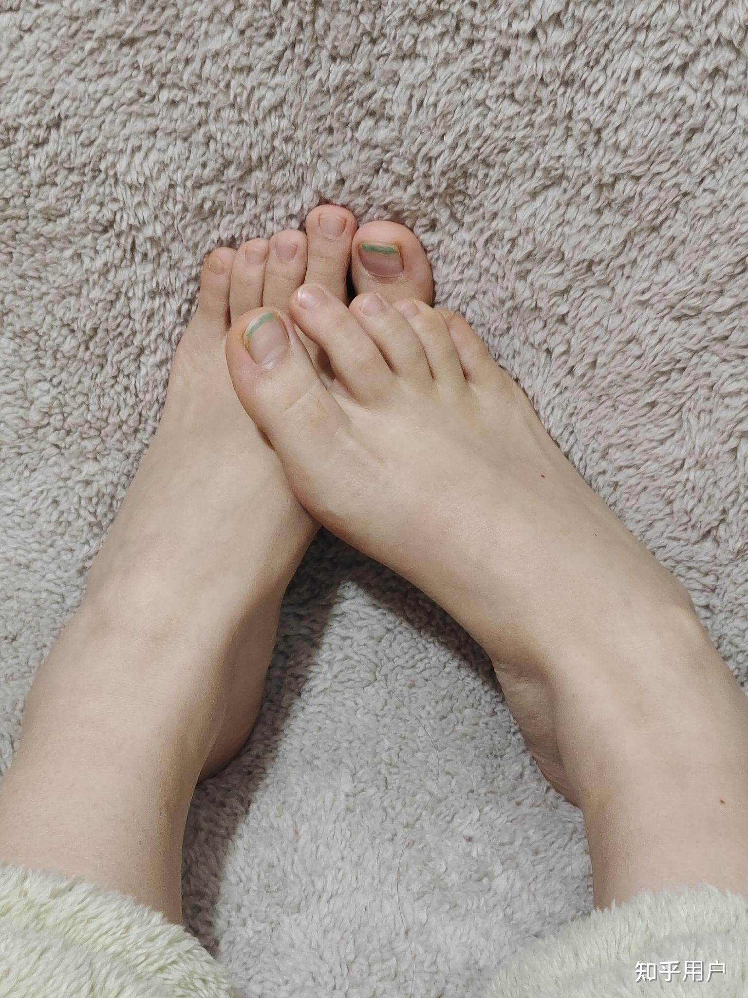 女生什么样的脚才算好看? - 知乎