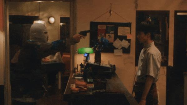 《伴人而生》荒诞又上头，本季最佳悬疑剧！