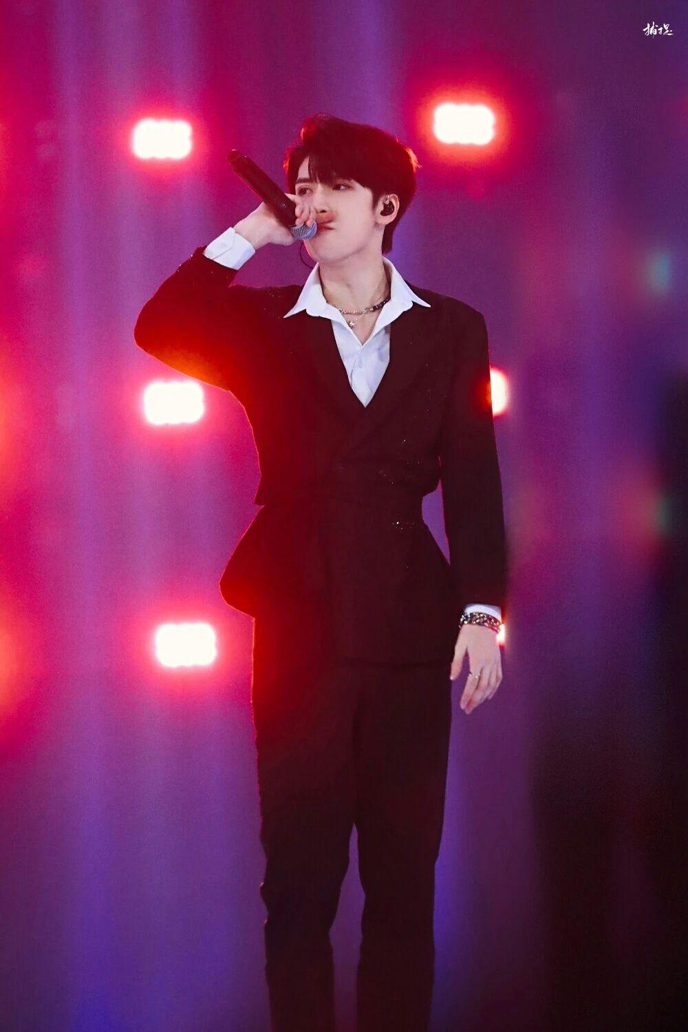 有没有真人的帅哥美女的图片可以做卡贴的?