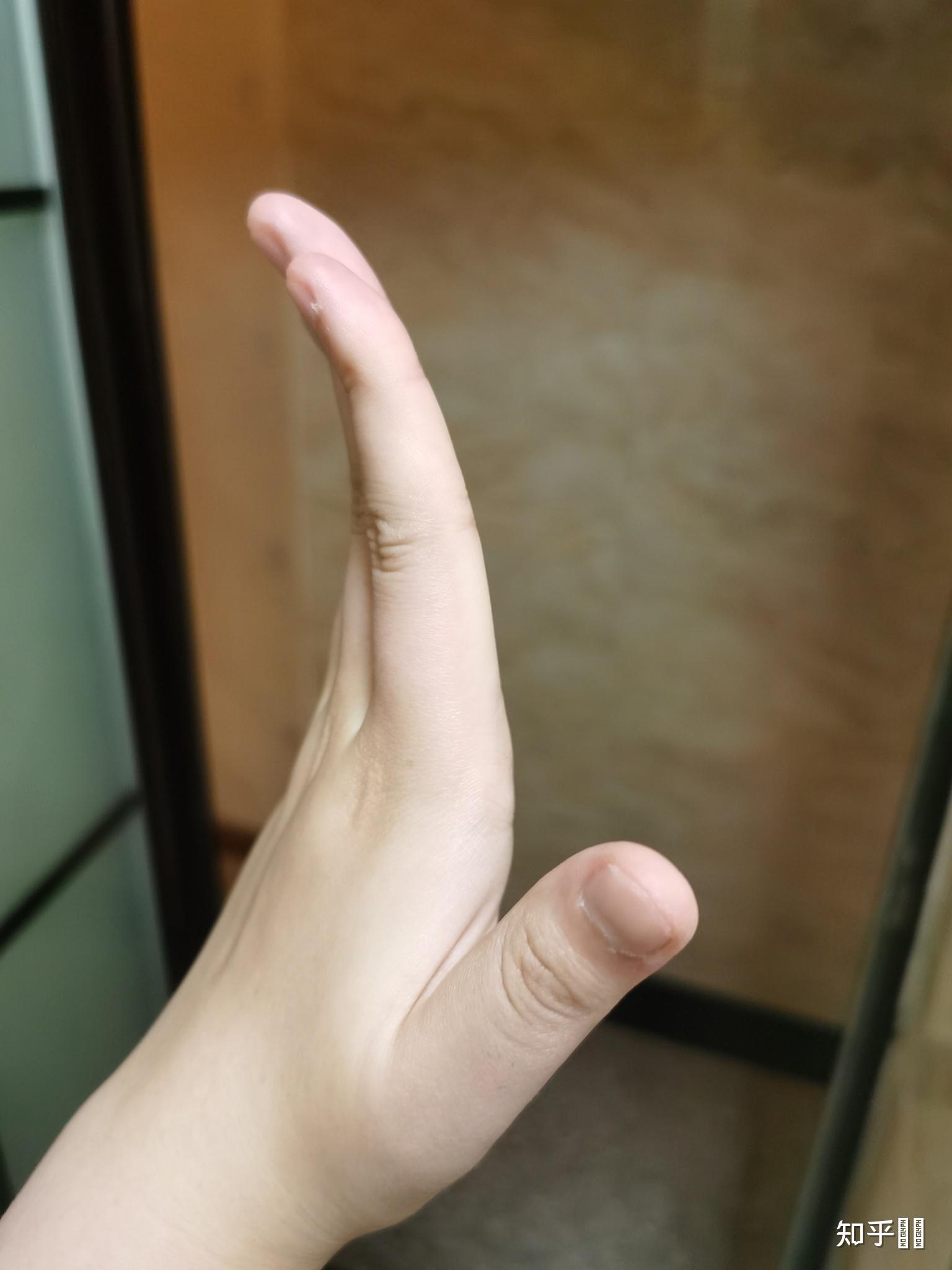 怎么样才能使手指翘起来跳民族舞傣族舞手指不翘太难看了手很直手骨头