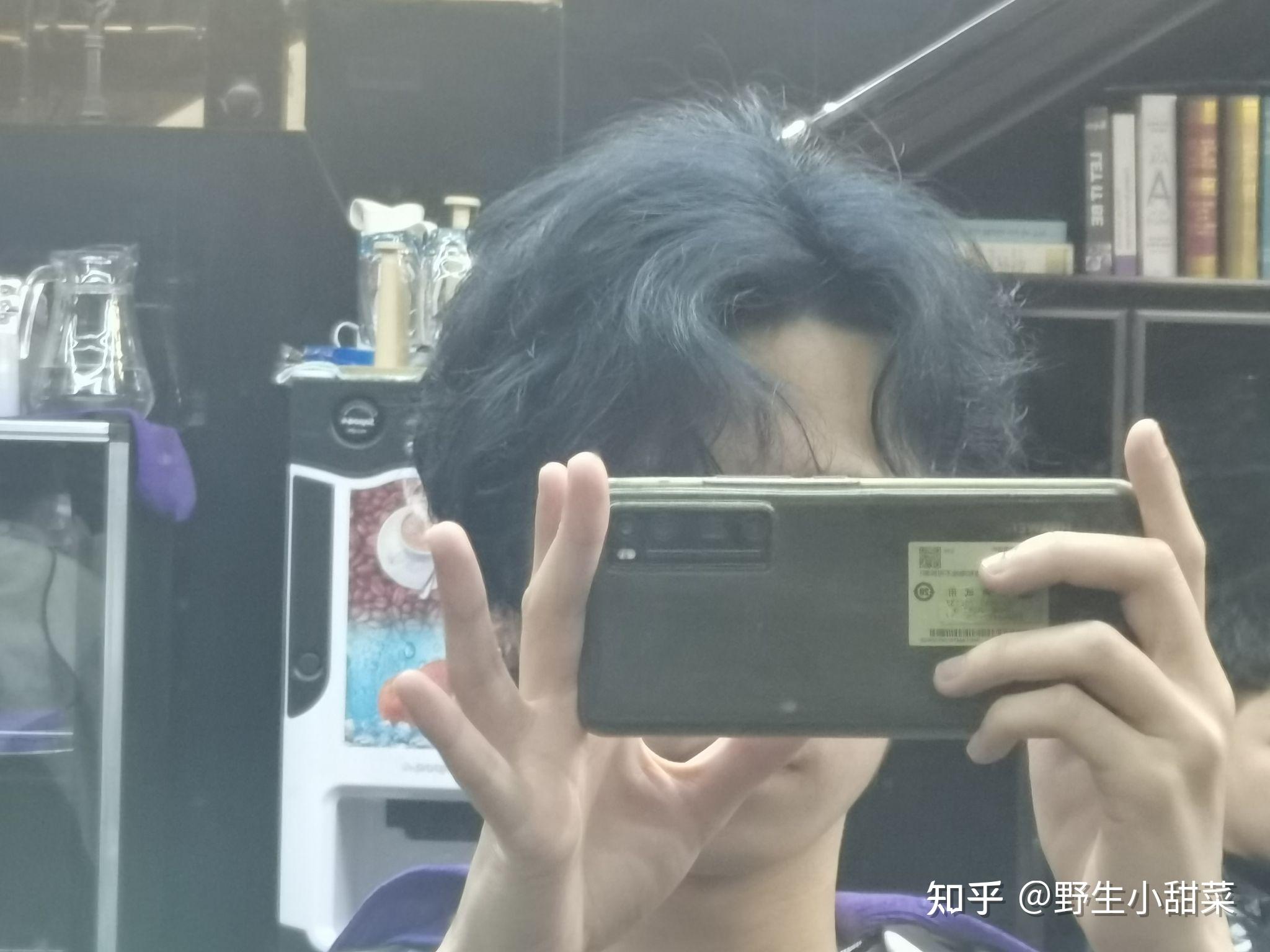 男生染蓝黑头发可以吗看网上好像没多少男生染蓝黑头发本人高三不敢染