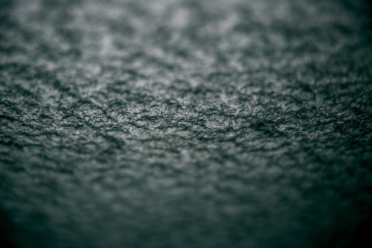 雨后初晴，彩虹如练横跨天际，碧空如洗，远山含翠。