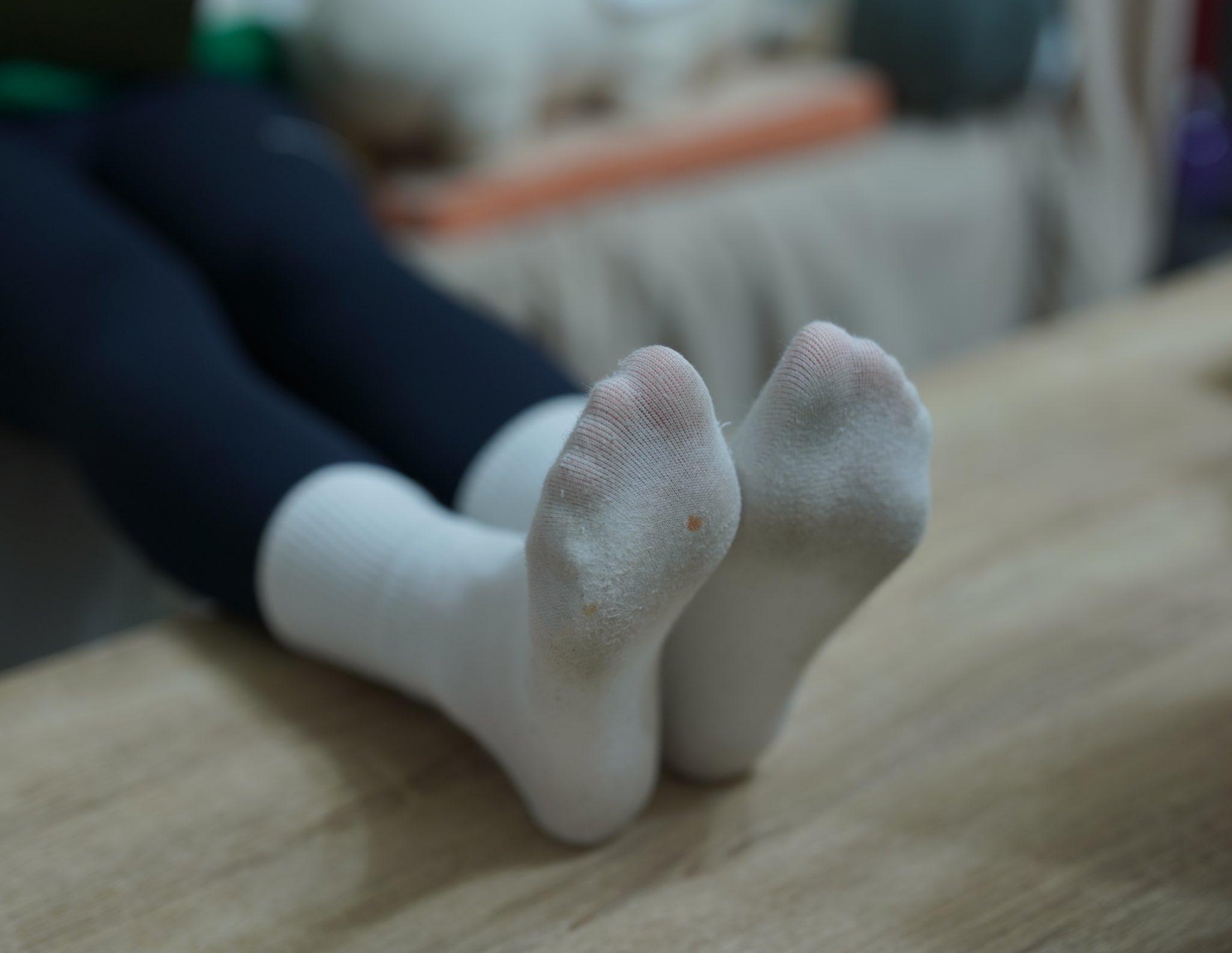 女生能把白棉袜穿变色吗