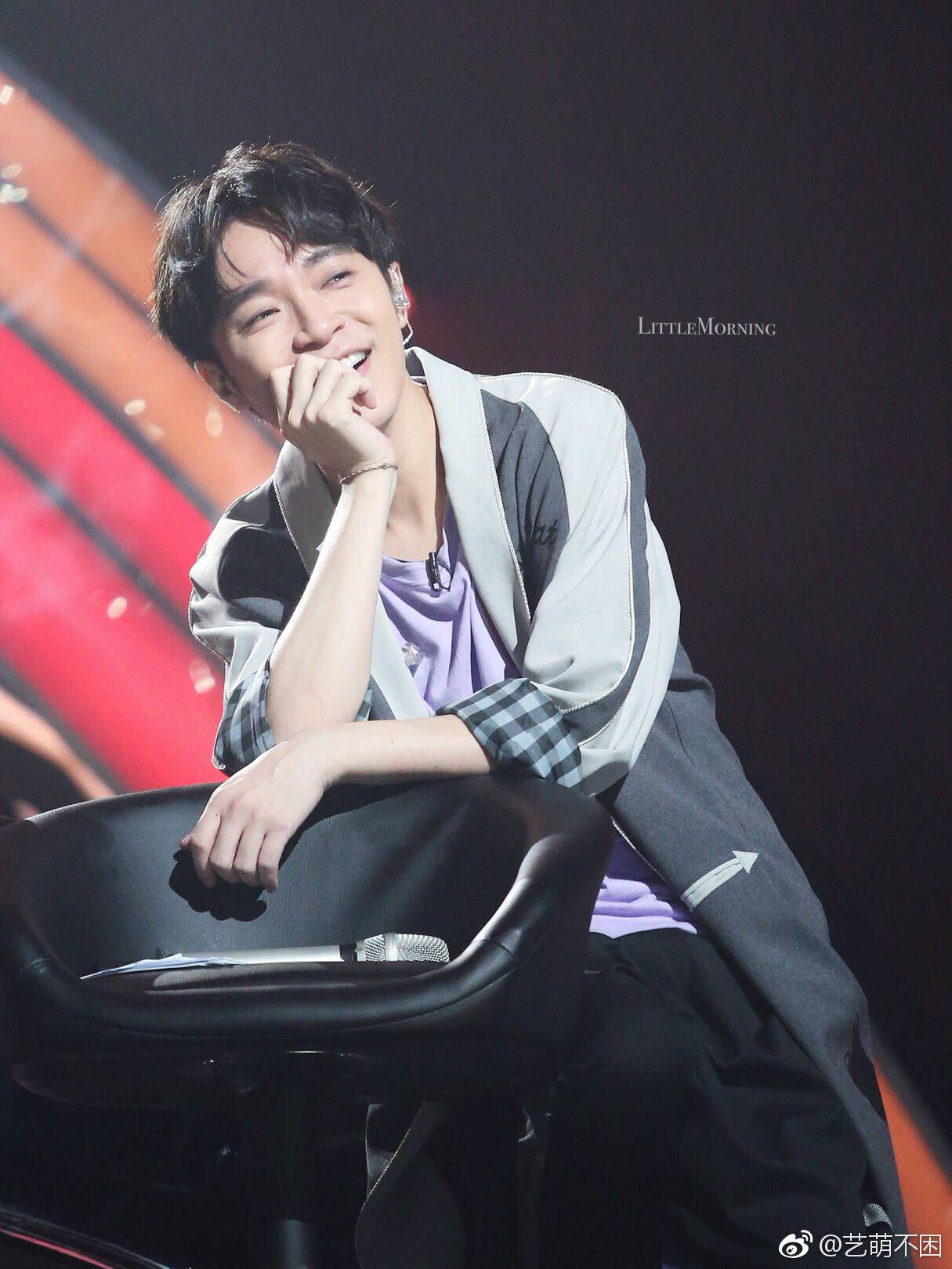 我就发现了我就得意吴青峰各种拿麦克的照片,有人是这样吗? - 知乎