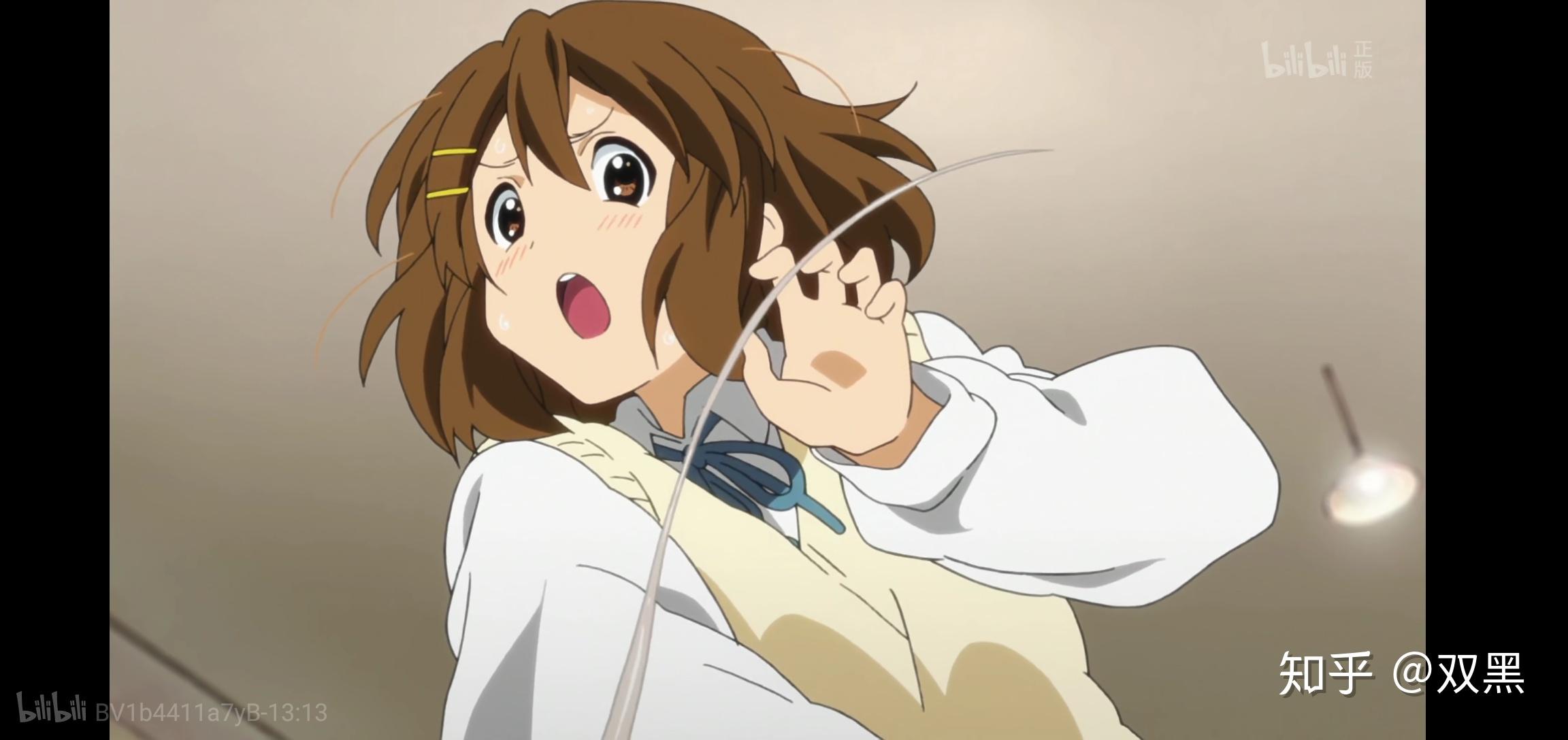 轻音少女哪一集呆唯换吉他弦被抽到脸