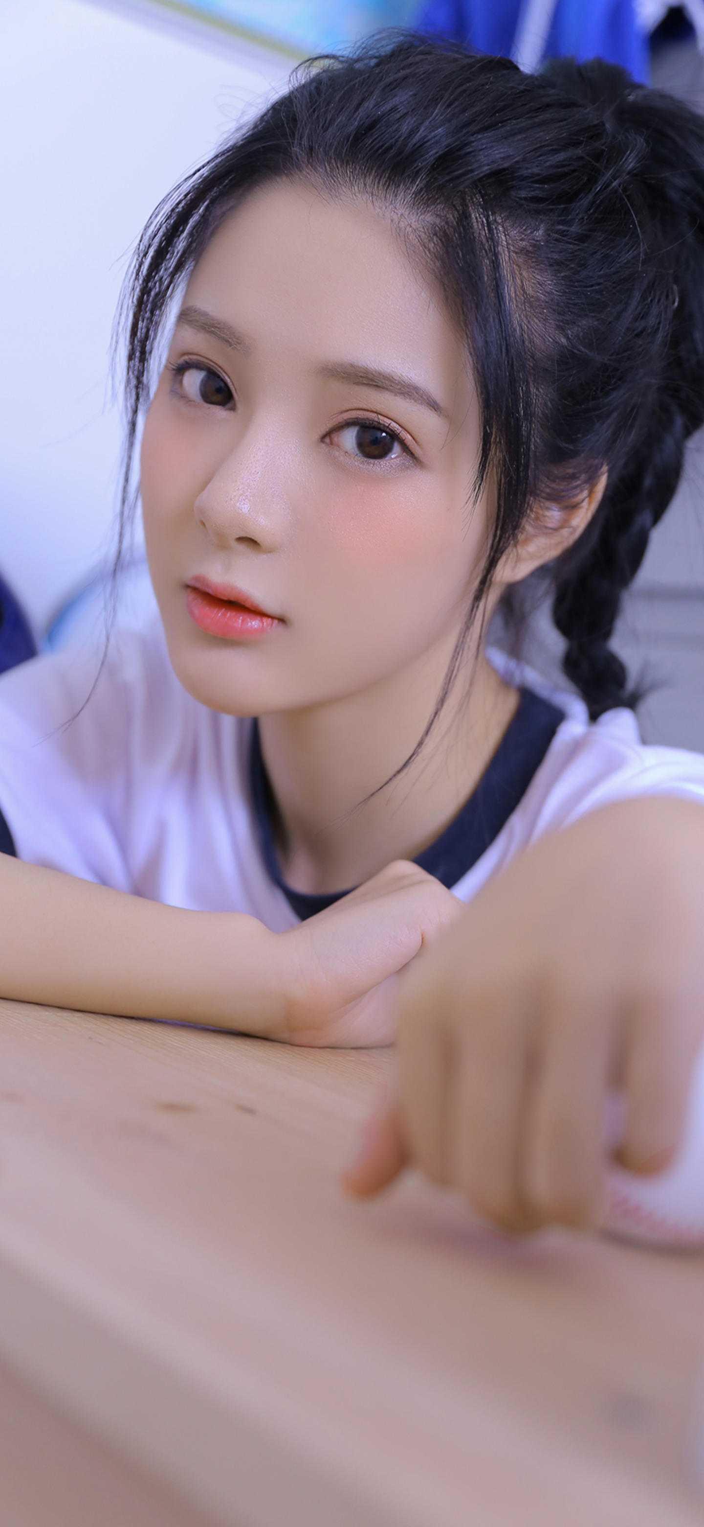 有没有你认为好看的全面屏小姐姐壁纸? - 知乎