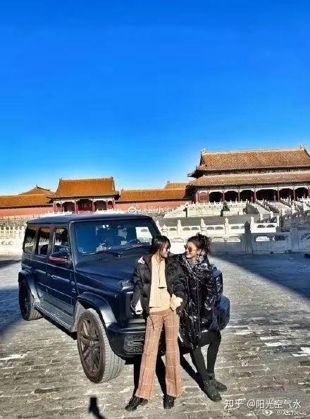 "赶着周一闭馆,躲开人流,去故宫撒欢儿~",奔驰车与故宫的配图,太美了!