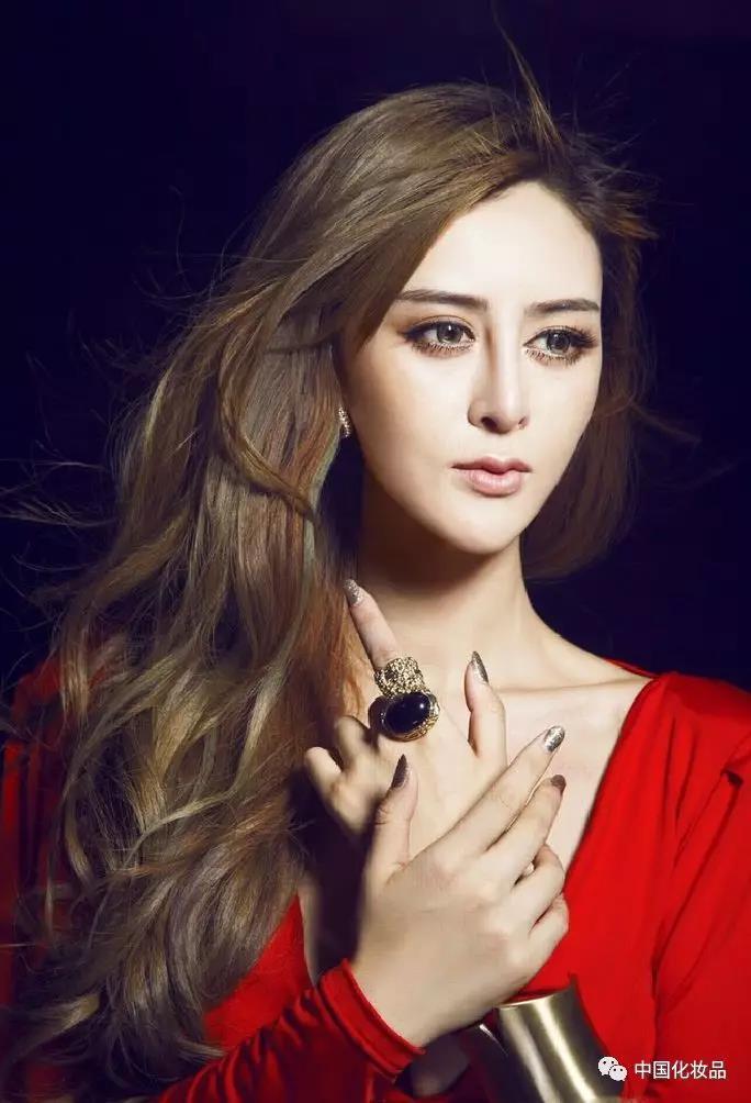 三栖女星王琦芸睡前红酒助眠护肤