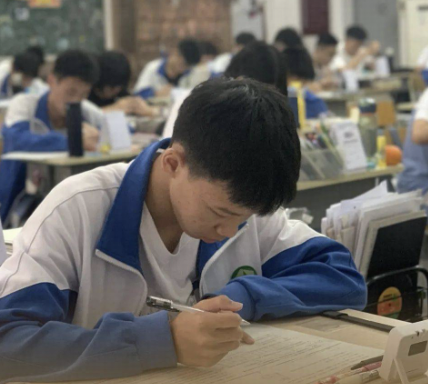 高考前的十二年寒窗苦读中，你最辛苦的一段记忆是什么？时隔多年后回看，想法会有不同吗？