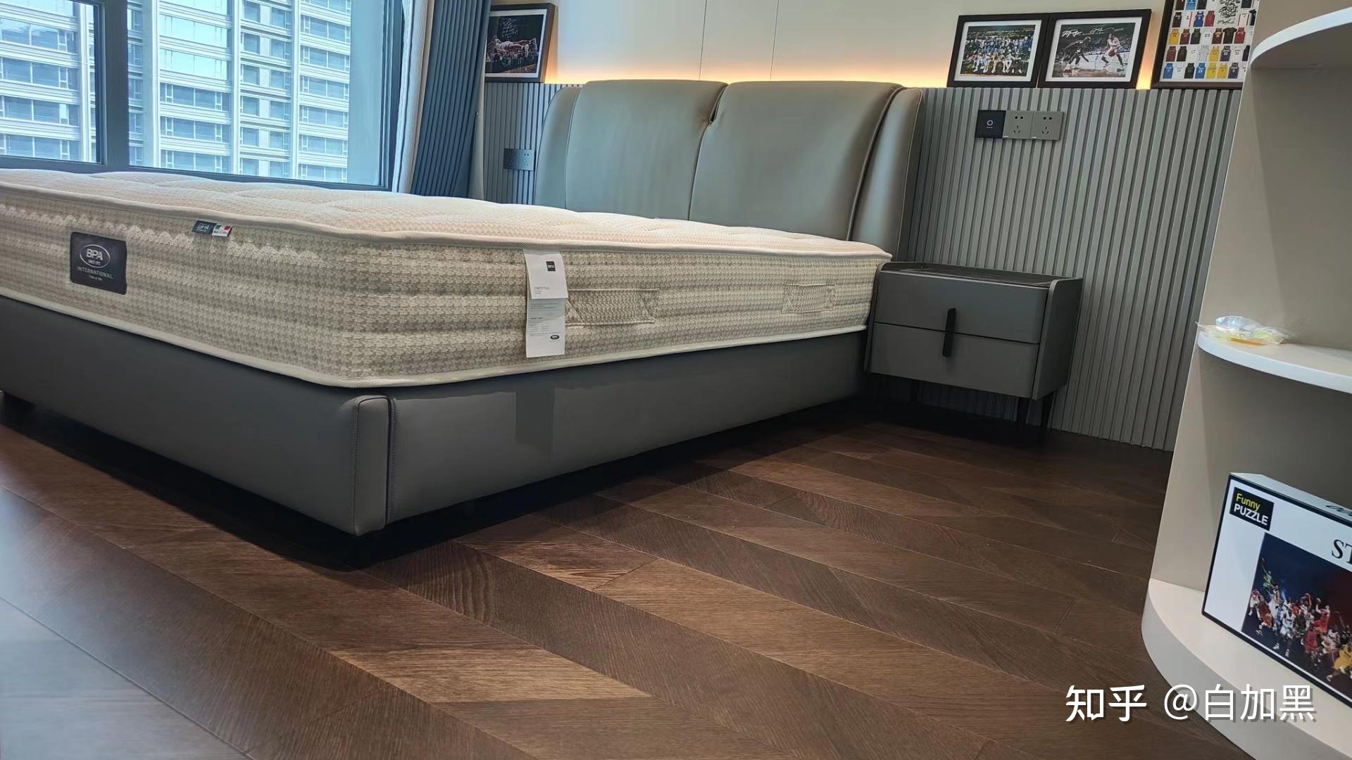 轻奢风装修,设计师给推荐了一款天格的深色新实木地板,有了解的伙伴吗