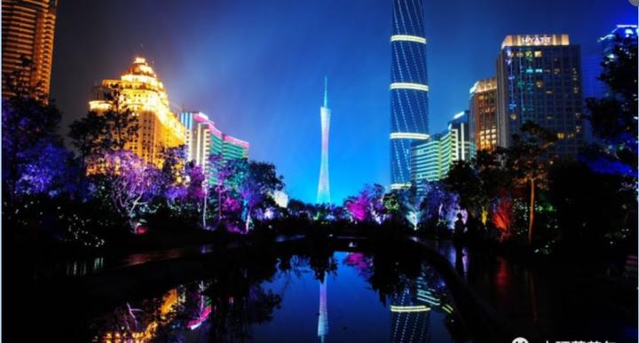 美丽的花城大道,一边是星空烟火,一边是英雄气短