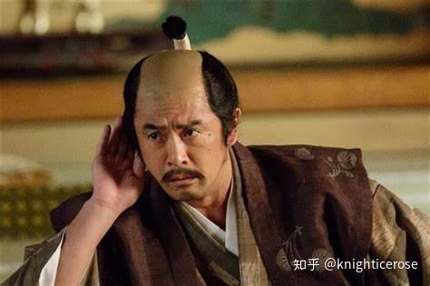 为什么游戏《对马岛之魂》里的日本武士这么高, 而且发型不是月代头