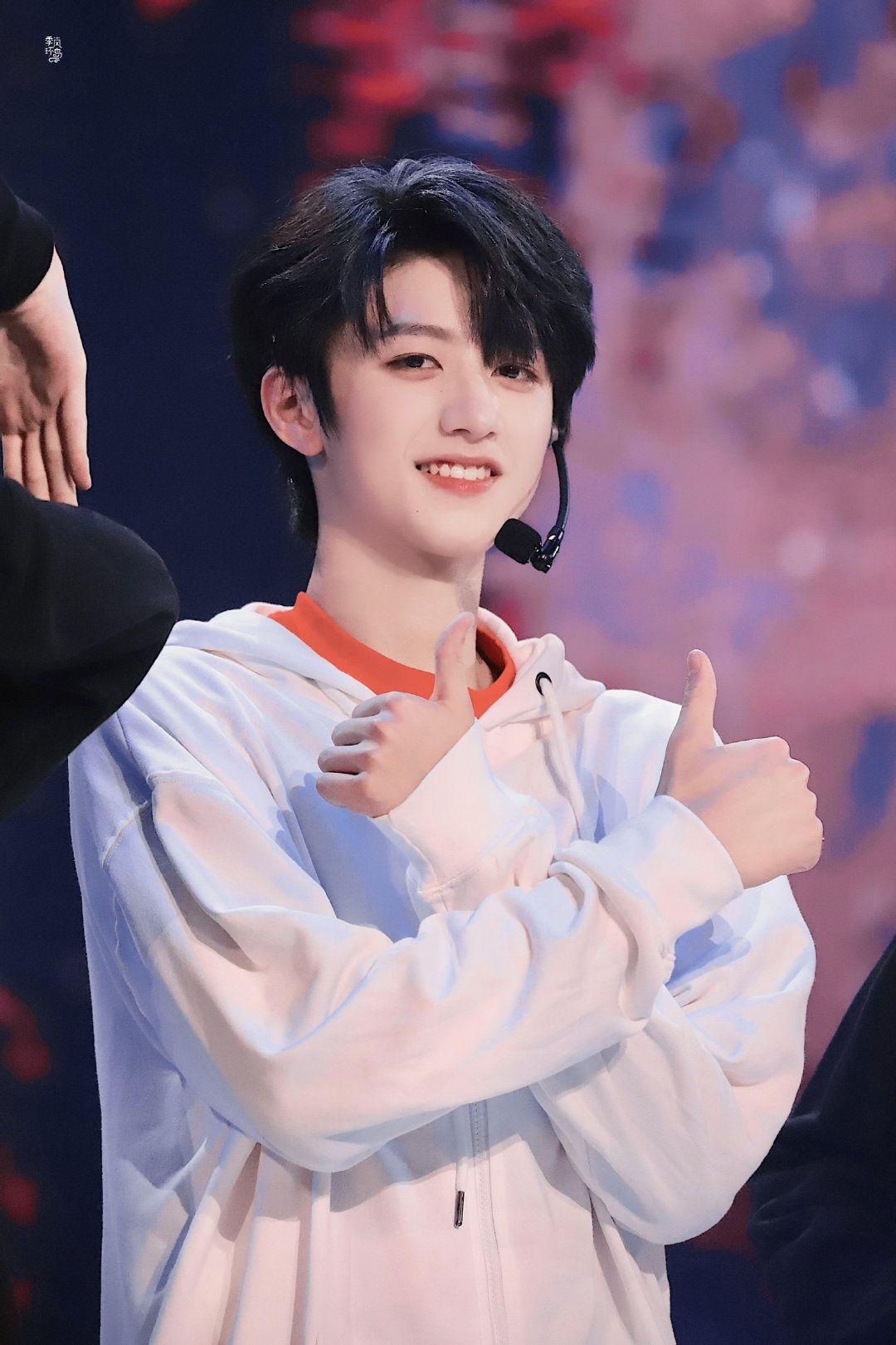 重庆七中的校草朱志鑫长得多好看