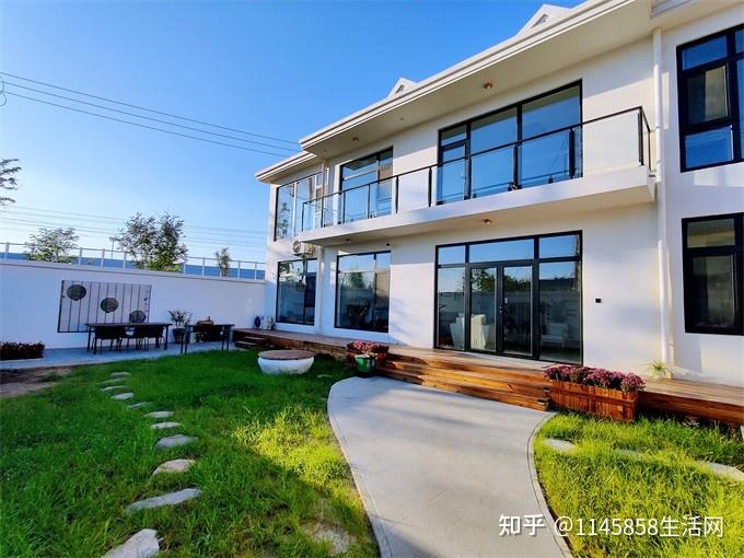 北京延庆的官厅水库,在岸边有一排排的旅游度假住宿,谁知道叫什么名字