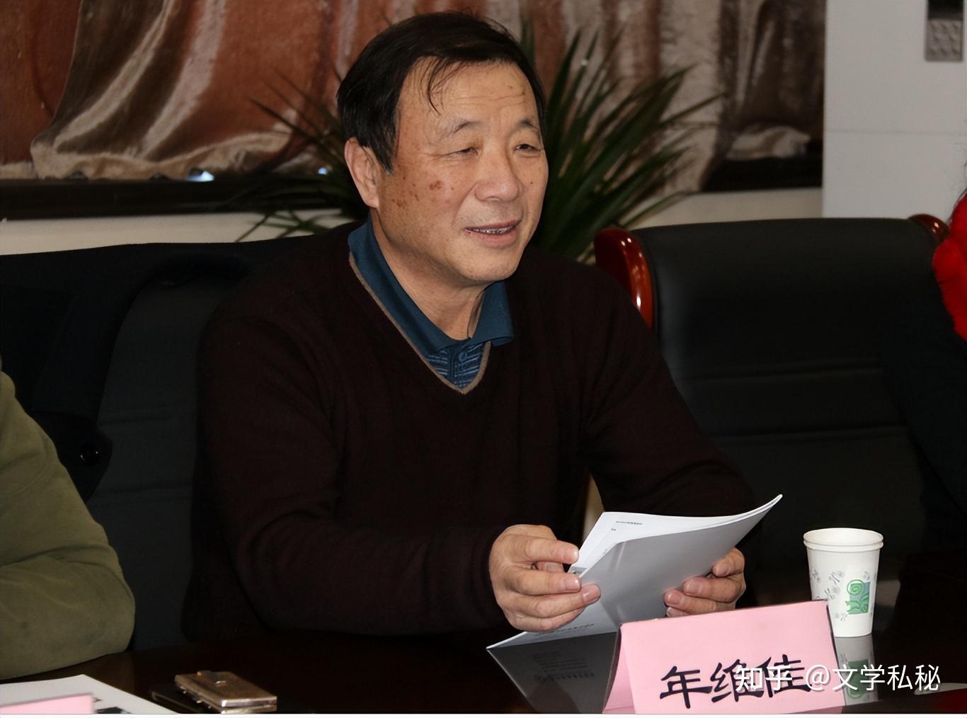 小学语文课本上的一篇青山处处埋忠骨,作者晓年!这个晓年是谁?