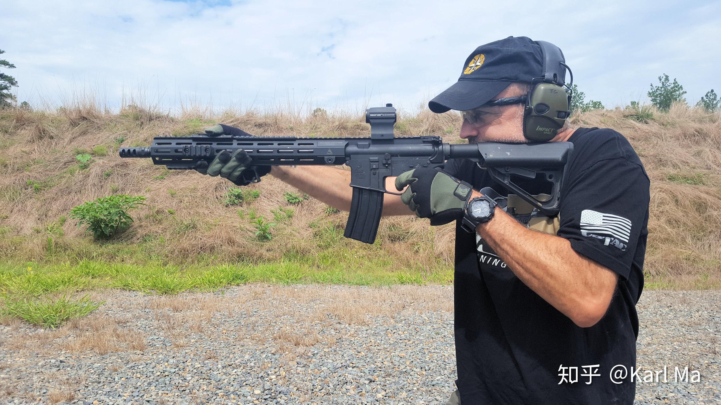 吃鸡中半截式握把轻型握把在现实中手是怎样放的中间的那些窟窿是干啥