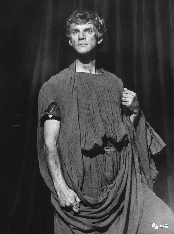 这个皇帝上任后,以比提比略更加残暴的行径,开启了一个黑暗的时代.