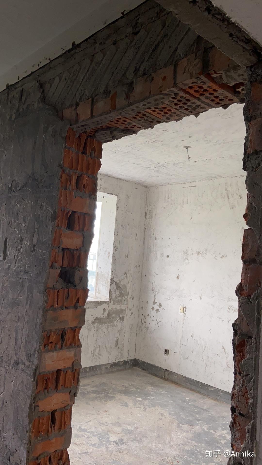 拆墙时看到梁下的砖墙顶一排为斜砌砖是否可以判定该墙为非承重墙