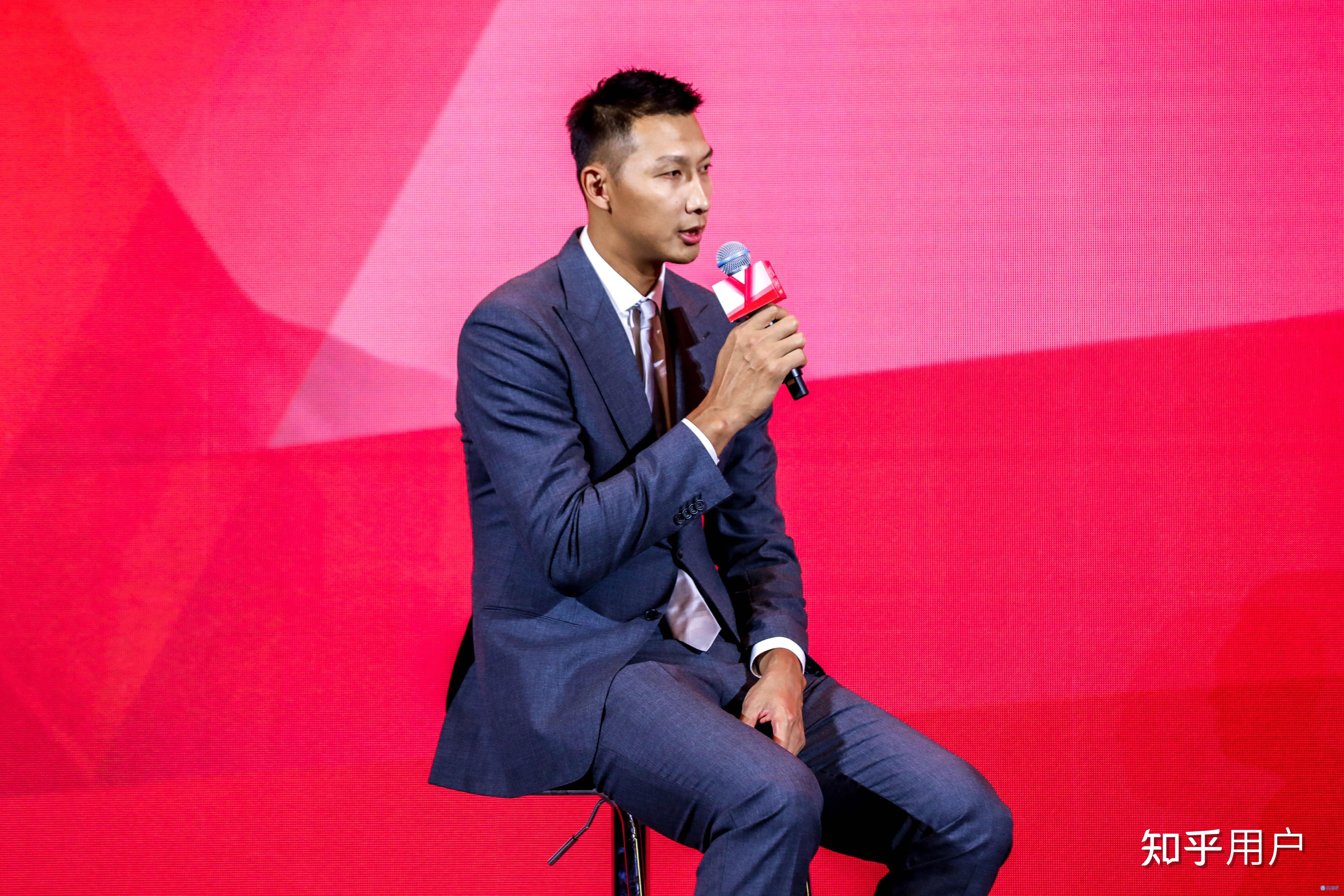 易建联球衣退役在21年前的今天易建联加入宏远21年后他的球衣退役如何